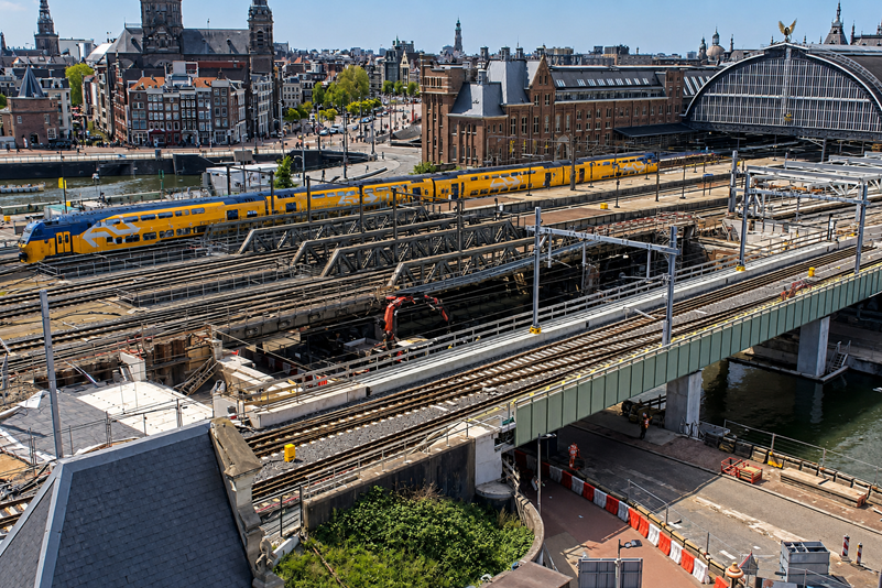 Tweede nieuwe spoorbrug Amsterdam Centraal wordt binnenkort geplaatst 